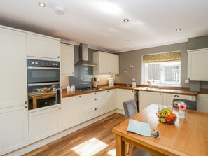 コテージ | 専用キッチン | 冷蔵庫、食器洗い機、調理器具と食器