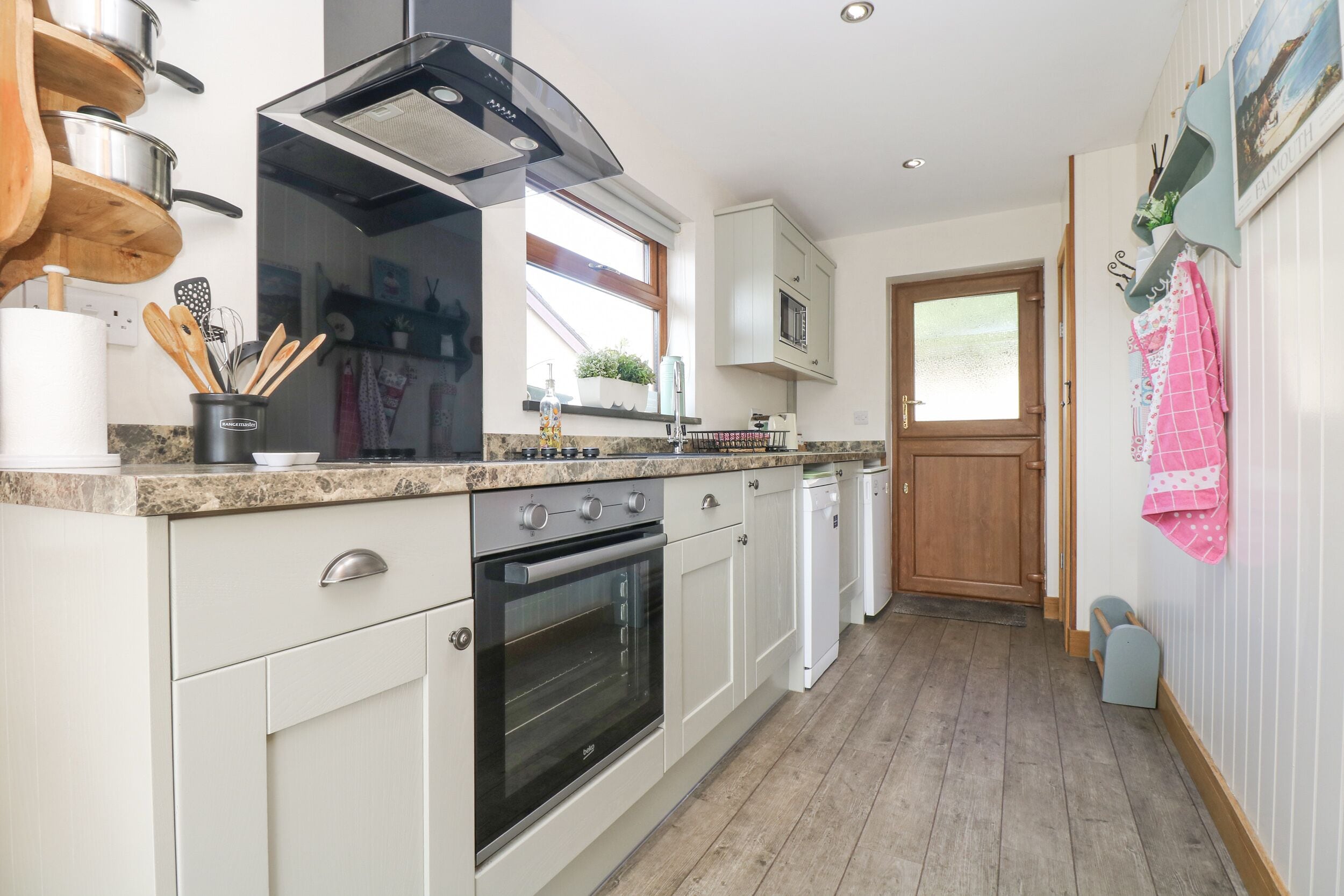Cottage | Private kitchen | Dishwasher, cookware/dishes/utensils