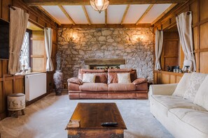 Televisión, chimenea, mesa de ping pong