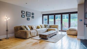 Cottage | Living room | TV, fireplace, table tennis