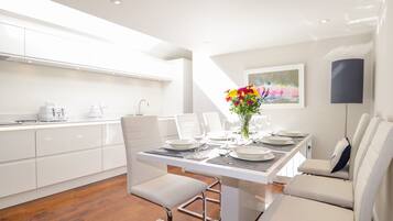 Cottage | Private kitchen | Dishwasher, cookware/dishes/utensils