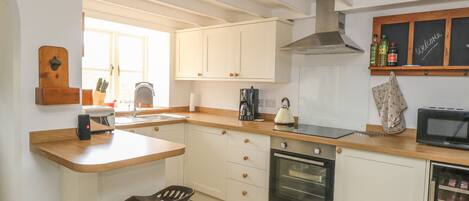 Cottage | Private kitchen | Dishwasher, highchair, cookware/dishes/utensils