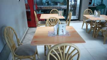 Serveert ontbijt, lunch, diner, lokale en internationale gerechten