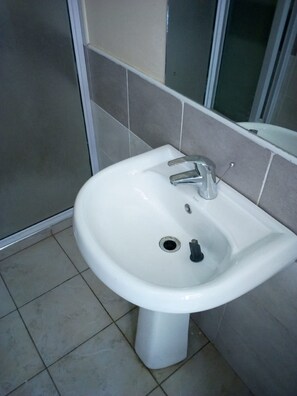 Chambre double | Lavabo de la salle de bain