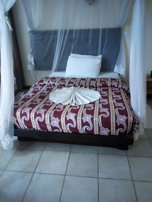 Chambre double | Lit avec matelas en mousse à mémoire, bureau, rideaux d’obscurcissement