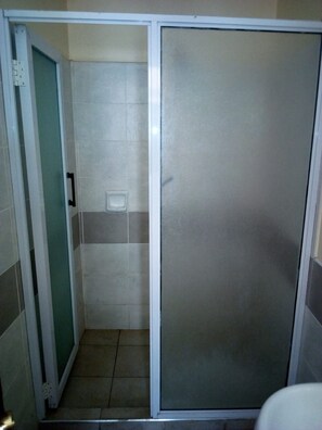 Double Room | Bathroom shower - Roof Garden Hotel (Machakos)