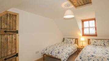 Cottage | 2 bedrooms, individually decorated, individually furnished, free WiFi