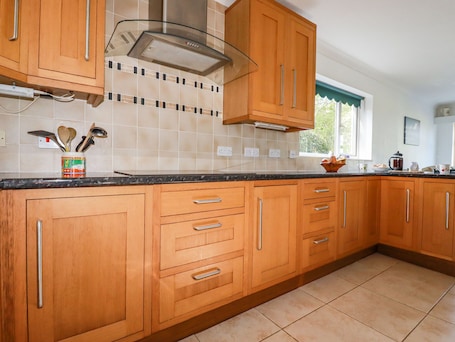 Cottage | Private kitchen | Microwave, stovetop, dishwasher, highchair