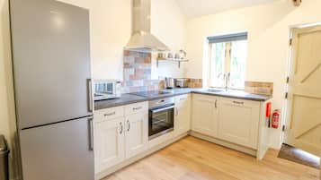 Cottage | Private kitchen | Microwave, dishwasher, cookware/dishes/utensils