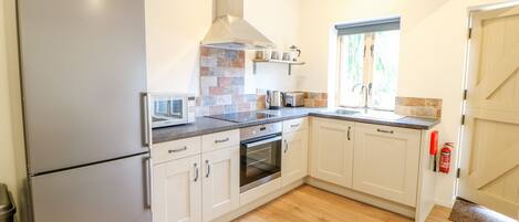 Cottage | Private kitchen | Microwave, dishwasher, cookware/dishes/utensils