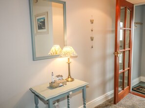 3 bedrooms, individually decorated, individually furnished, free WiFi - 1 The Moorings (Newry)