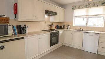 Cottage | Private kitchen | Microwave, dishwasher, toaster, highchair