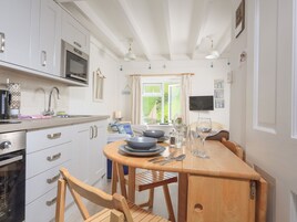 Microondas, tetera/pava eléctrica, tostadora, utensilios de cocina