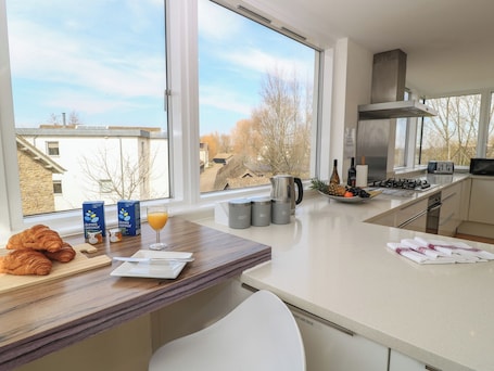 Refrigerador, horno, parrilla de estufa y utensilios de cocina