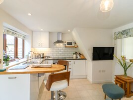 Casa de campo | Cocina privada | Hervidor eléctrico, tostadora y utensilios de cocina