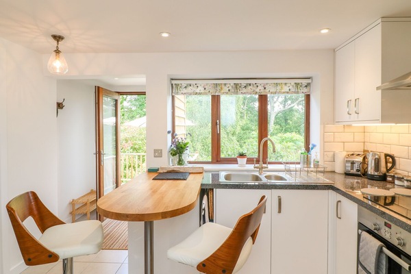 Cottage | Private kitchen | Electric kettle, toaster, cookware/dishes/utensils