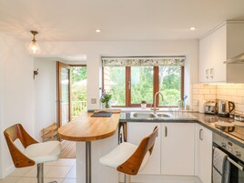 Casa de campo | Cocina privada | Hervidor eléctrico, tostadora y utensilios de cocina