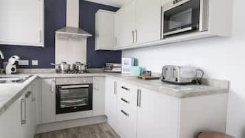 Cottage | Private kitchen | Dishwasher, highchair, cookware/dishes/utensils