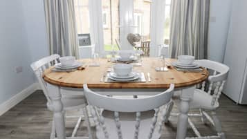 Cottage | Private kitchen | Dishwasher, highchair, cookware/dishes/utensils