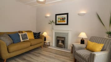 Cottage | Living room | Fireplace