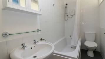 Cottage | Bathroom | Shower, hair dryer
