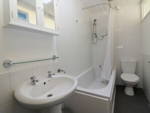 Cottage | Badkamer | Een douche, een haardroger