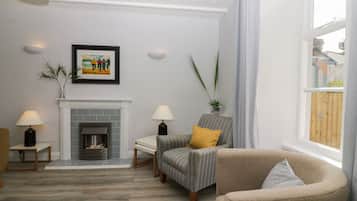 Cottage | Living room | Fireplace