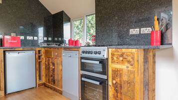 Cottage | Bếp riêng | Máy rửa bát, dụng cụ nấu nướng/bát dĩa/dao nĩa