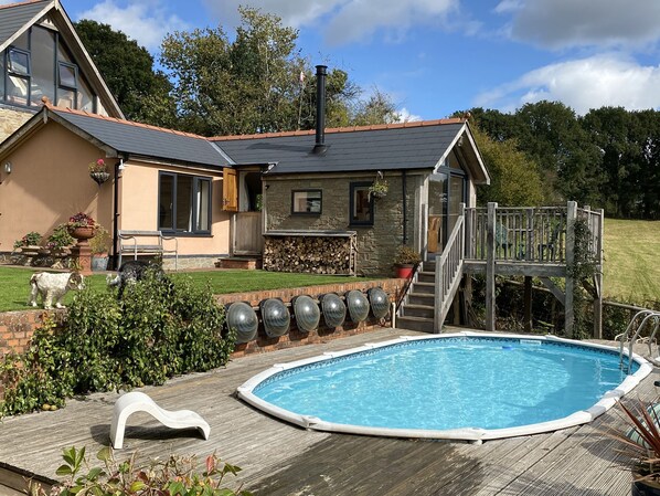 คอทเทจ | สระว่ายน้ำ | สระว่ายน้ำกลางแจ้ง