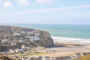 Un pueblo costero con casas sobre un acantilado con vistas al mar.