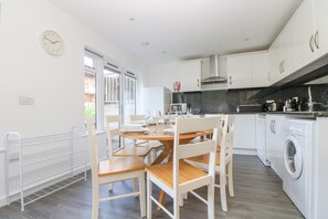 Casa de campo | Cocina privada | Frigorífico, microondas, placa de cocina y lavavajillas