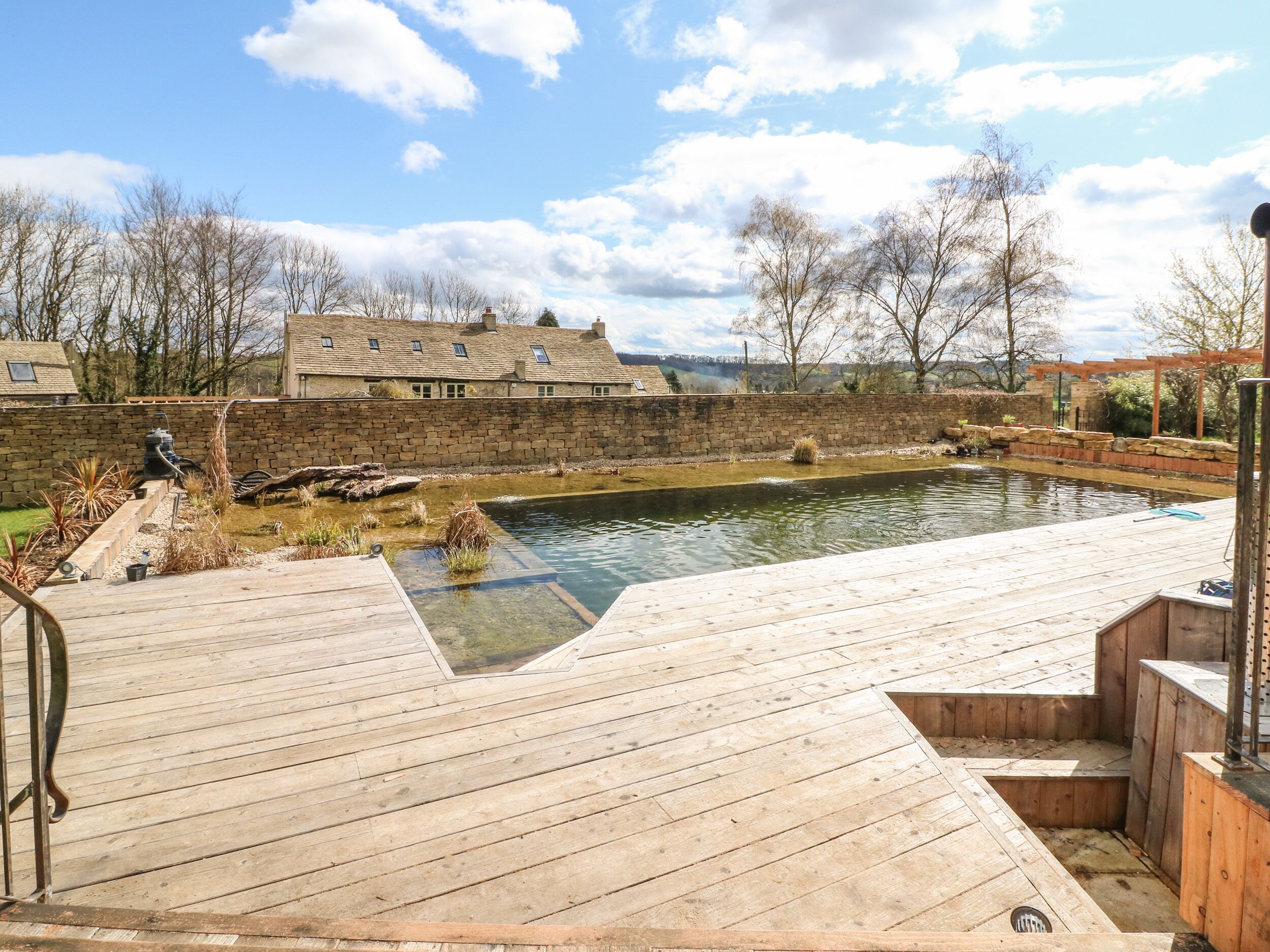 平房 | 游泳池 | 室外游泳池