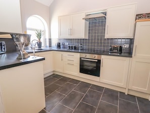 Cottage | Private kitchen | Microwave, stovetop, dishwasher, cookware/dishes/utensils - Clwyd Cottage (Saint Asaph)