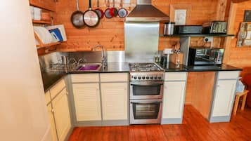 Cottage | Private kitchen | Microwave, stovetop, dishwasher, highchair