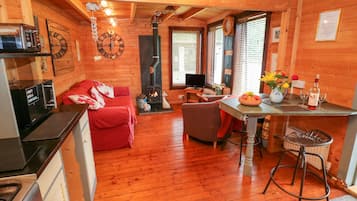 Cottage | Private kitchen | Microwave, stovetop, dishwasher, highchair