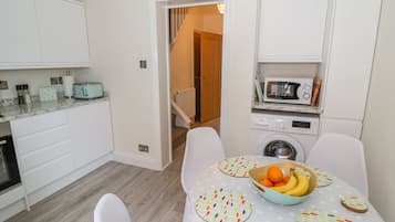 Refrigerador, microondas, placa de cocina, lavavajillas