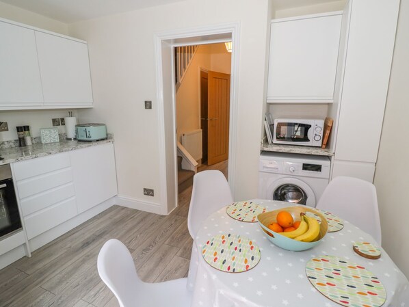 Mökki | Yksityinen keittiö | Jääkaappi, mikroaaltouuni, liesi, astianpesukone