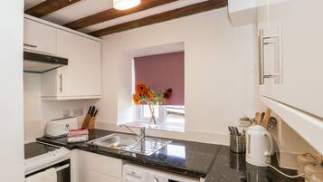 Cottage | Private kitchen | Fridge, microwave, oven, stovetop