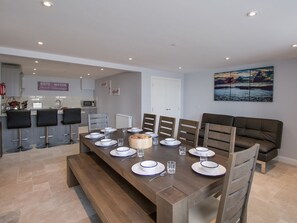 Cottage | Cucina privata | Lavastoviglie, seggiolone, pentole/stoviglie/utensili
