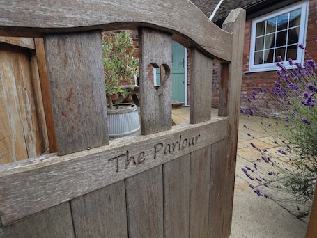 Cottage | Exterior detail. The Parlour
