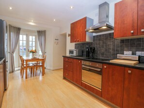 Cottage | Private kitchen | Dishwasher, highchair, cookware/dishes/utensils - Bwthyn Llechen (Porthmadog)
