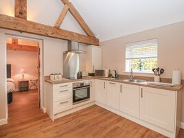 Cottage | Private kitchen | Dishwasher, cookware/dishes/utensils