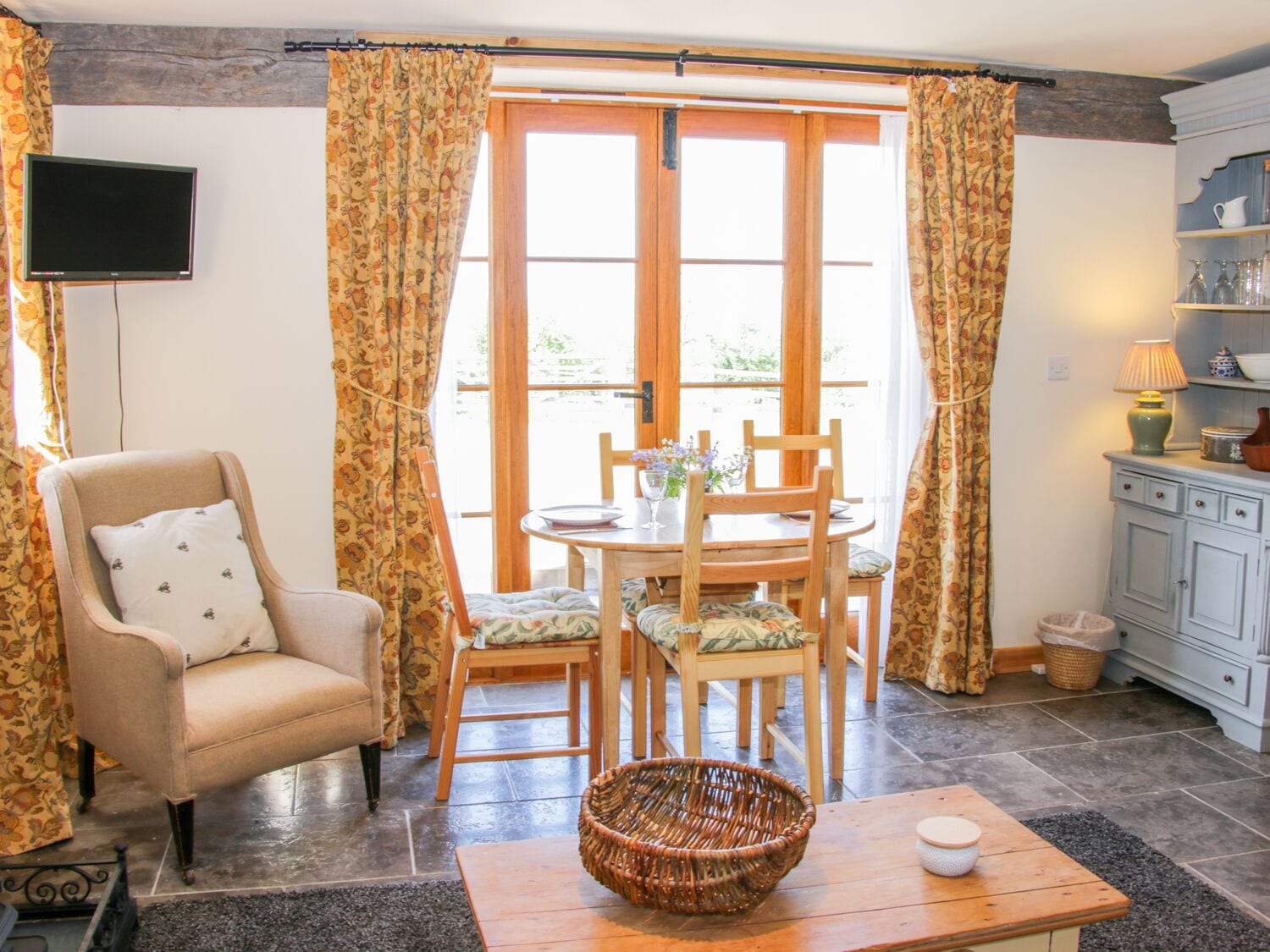 คอทเทจ | ห้องนั่งเล่น | ทีวี