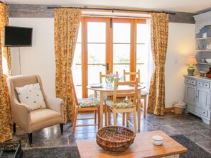 Cottage | Living room - High Grove (Ludlow)