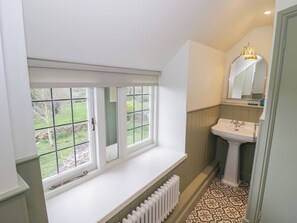 Cottage | Bathroom | Shower - Priors Mead (Banbury)