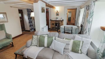 Cottage | Living area | TV