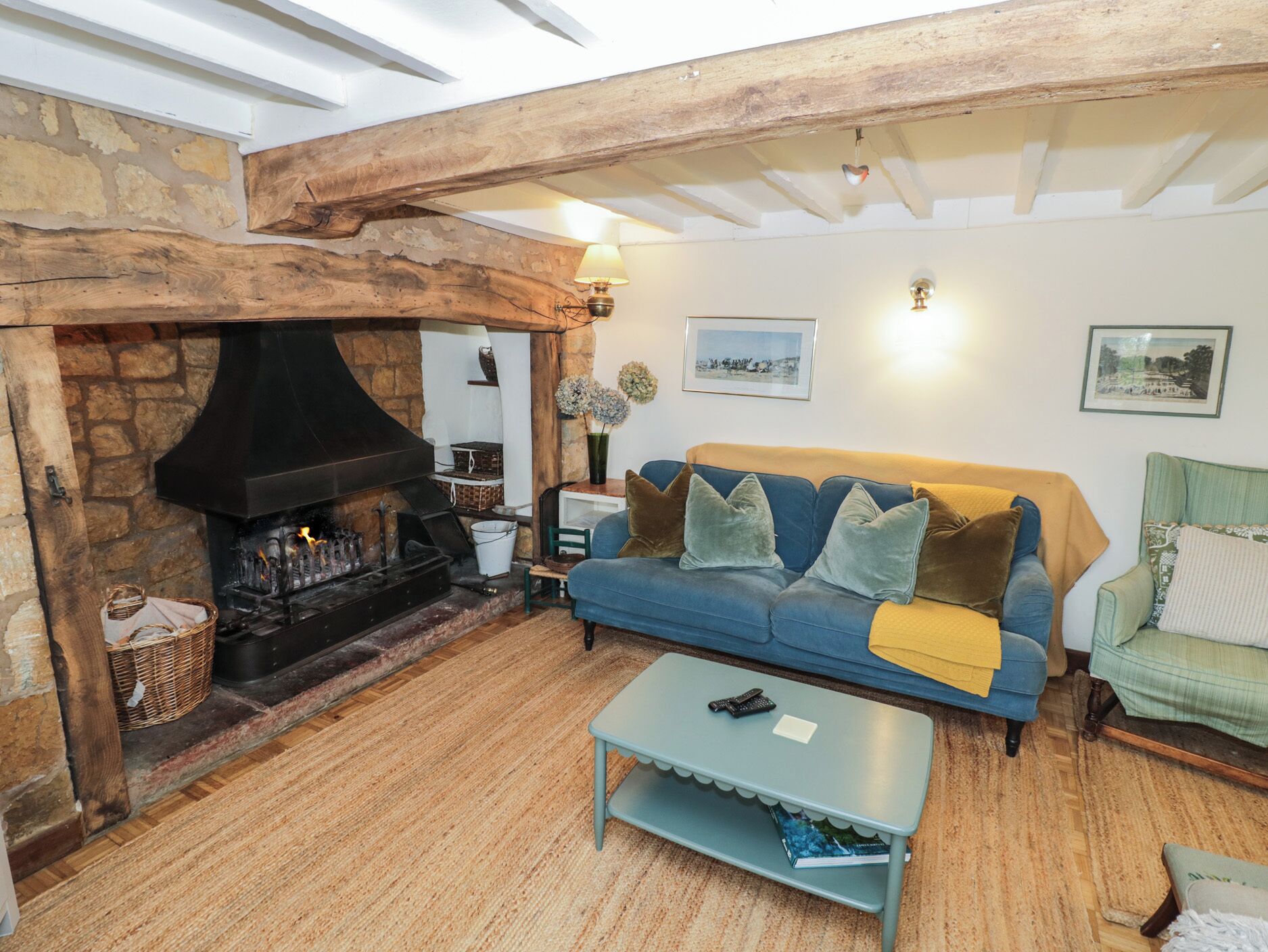 Cottage | Living area | TV