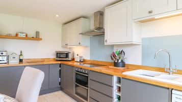 Cottage | Private kitchen | Dishwasher, electric kettle, toaster, cookware/dishes/utensils