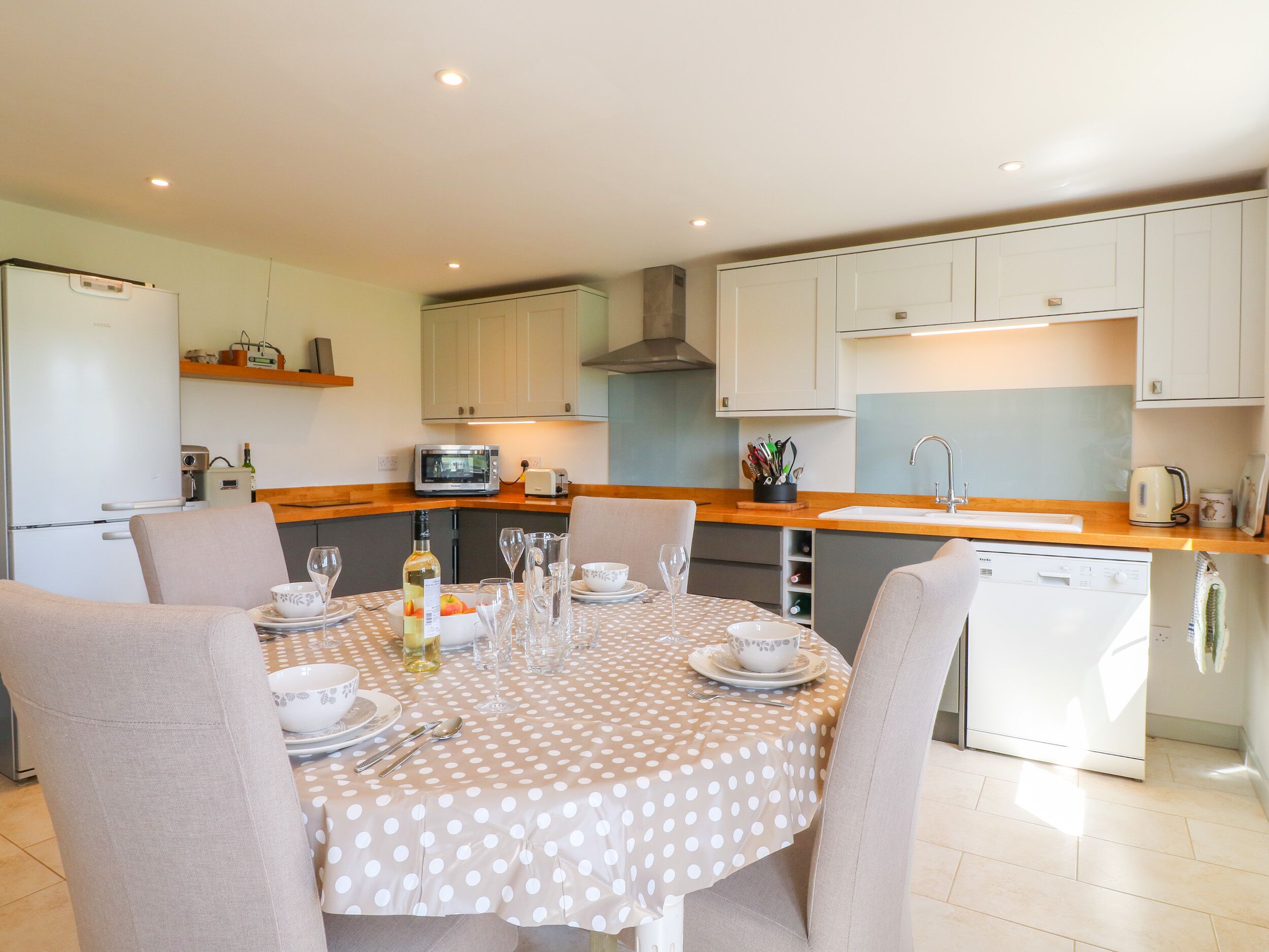 コテージ | 専用キッチン | 食器洗い機、電気ポット、トースター、調理器具と食器