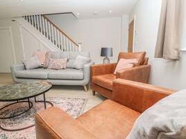 Cottage | Living room | TV, fireplace